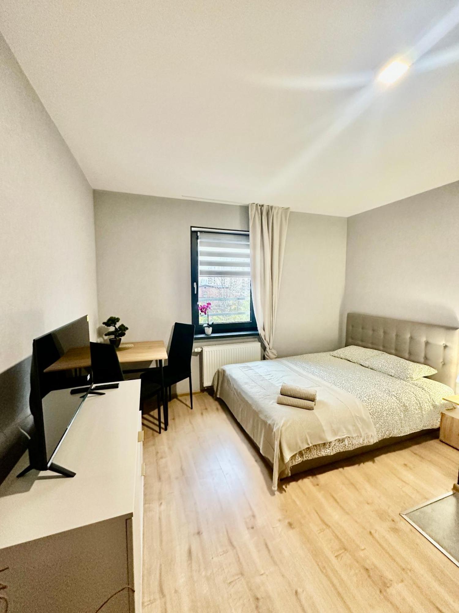 Apartment Poziom 4, Prywatna Lazienka, Wspolna Toaleta, Free Wi-fi, Free Parking Katowice